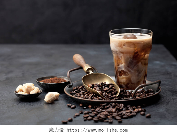 黑色桌子上的咖啡加奶和咖啡豆的烤黑咖啡，加糖的碎咖啡和黑底的葡萄酒泡。案文的篇幅